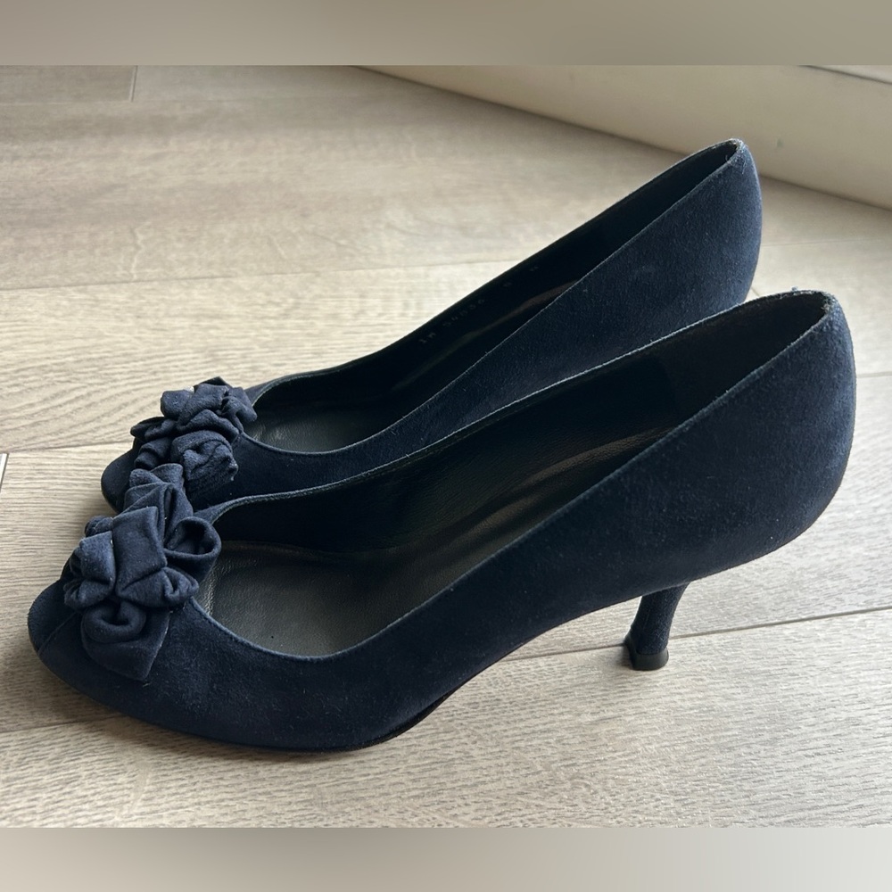 Stuart Weitzman Women’s 8N Navy Suede Peep Toe Pumps Rosette Kitten Heel Narrow